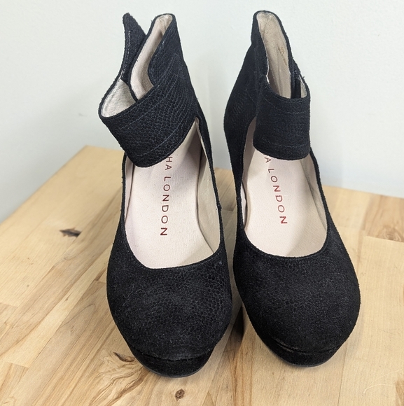 Sasha London Black Suede Vera Ankle Strap Pumps Low Heel Comfort Walking 8.5 - Picture 3 of 10